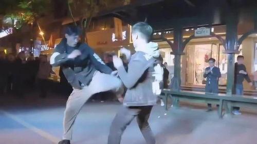 街道两青年吃瓜